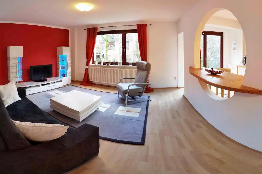 ein Wohnzimmer mit einem Sofa und einem Tisch in der Unterkunft Wohnen im gemütlichem Ambiente in Bremen