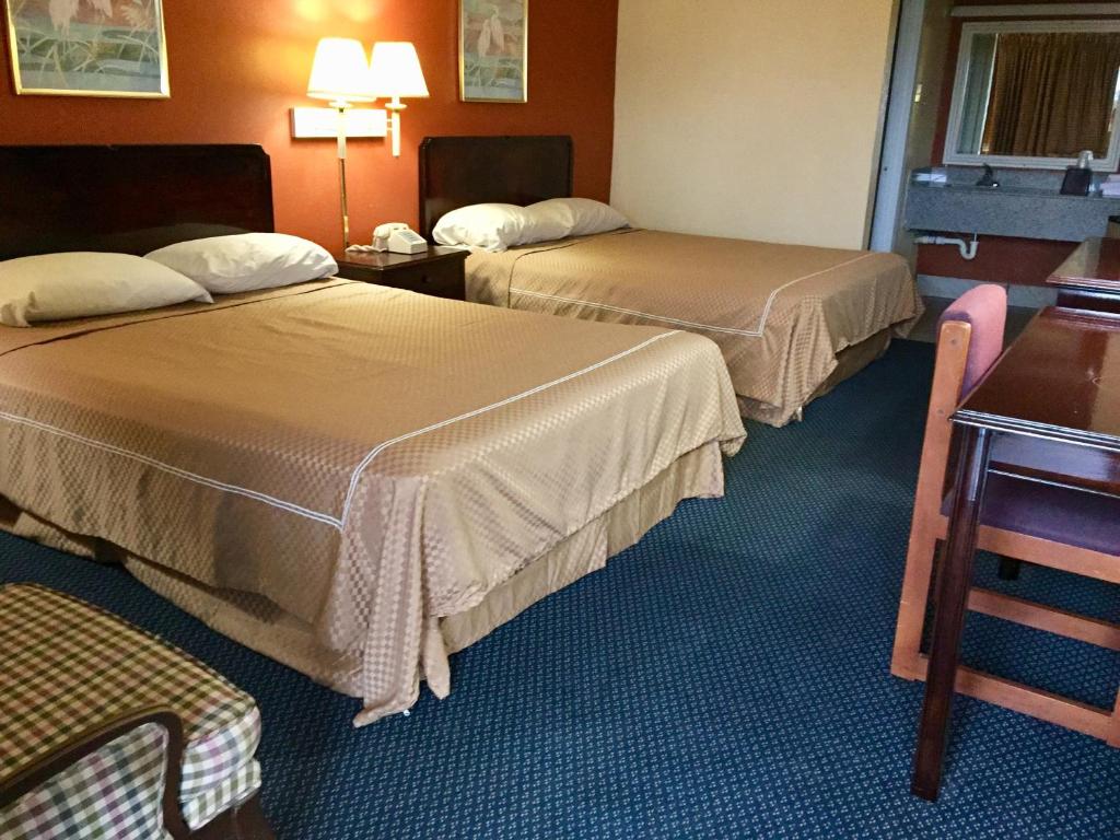 Postel nebo postele na pokoji v ubytování Executive Inn Texarkana