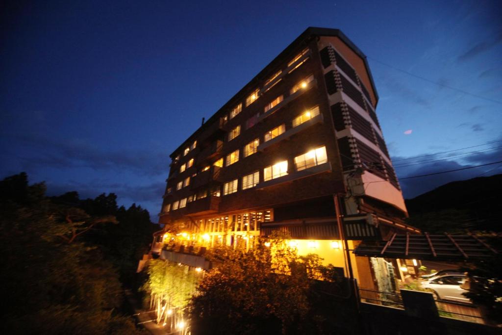 wysoki budynek z oświetleniem w nocy w obiekcie Unzen Fukudaya w mieście Unzen