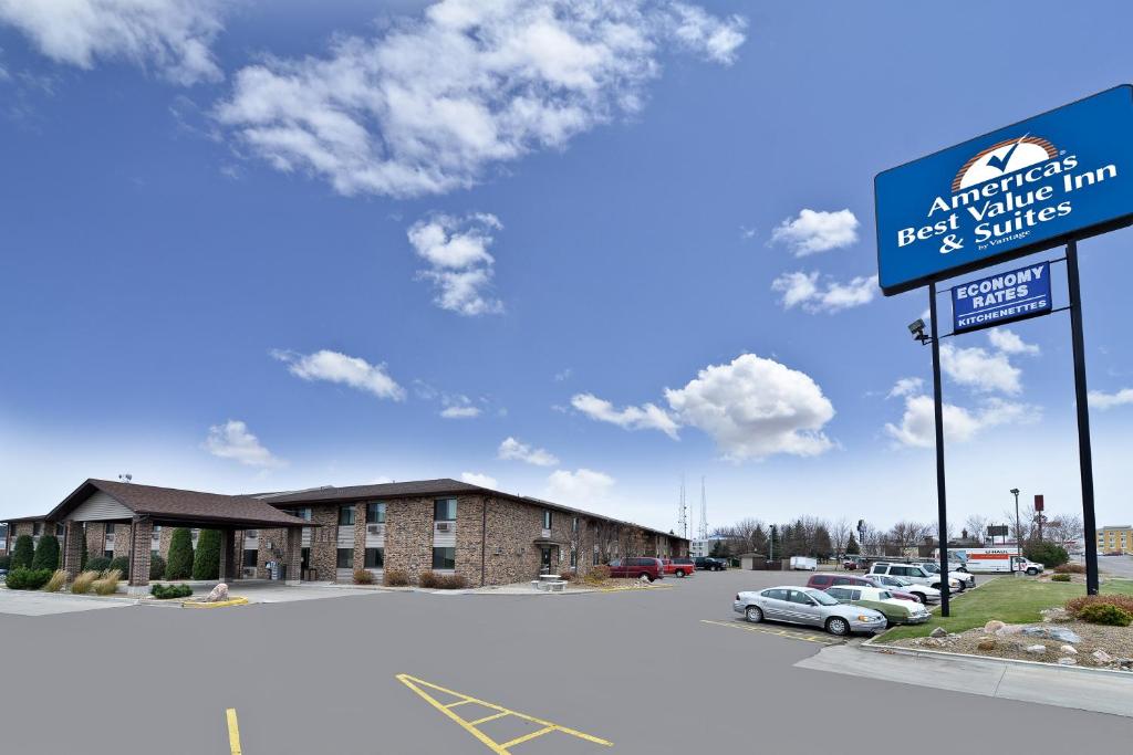 Americas Best Value Inn and Suites Bismarck في بسمارك: لافته لمواقف السيارات امام مبنى