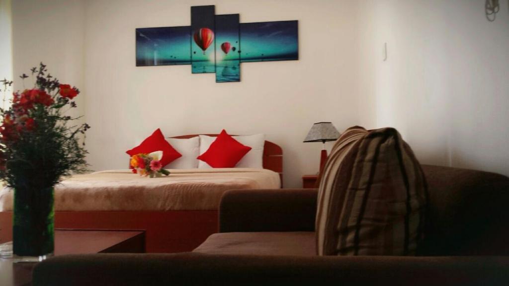 努沃勒埃利耶的住宿－Spencer Holiday Apartments/Seagull complex，一间卧室配有一张床、一张沙发和一张桌子