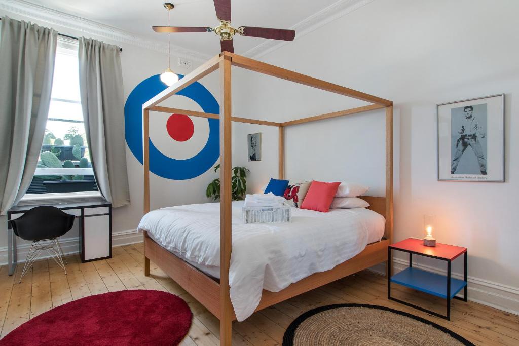 Ein Bett oder Betten in einem Zimmer der Unterkunft The Local Hotel