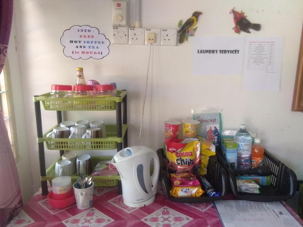 Příslušenství pro přípravu čaje a kávy v ubytování Delimah guesthouse
