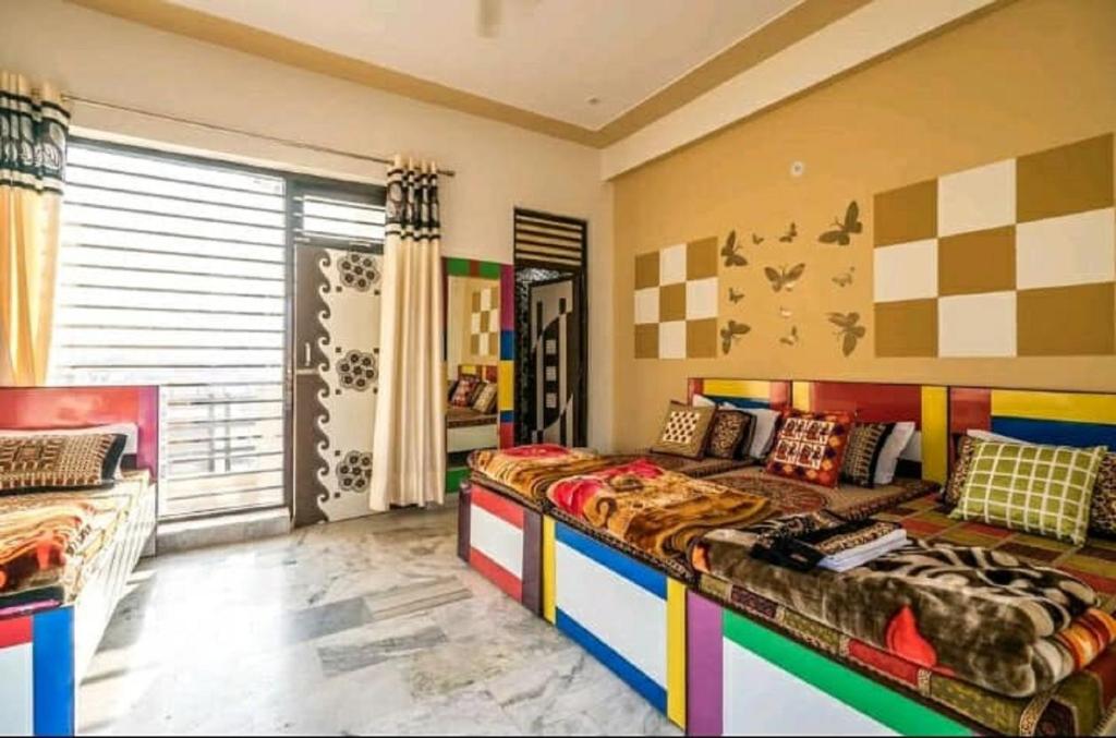 Friends Home Stay - Agra - Quadruple Room With Balcony
