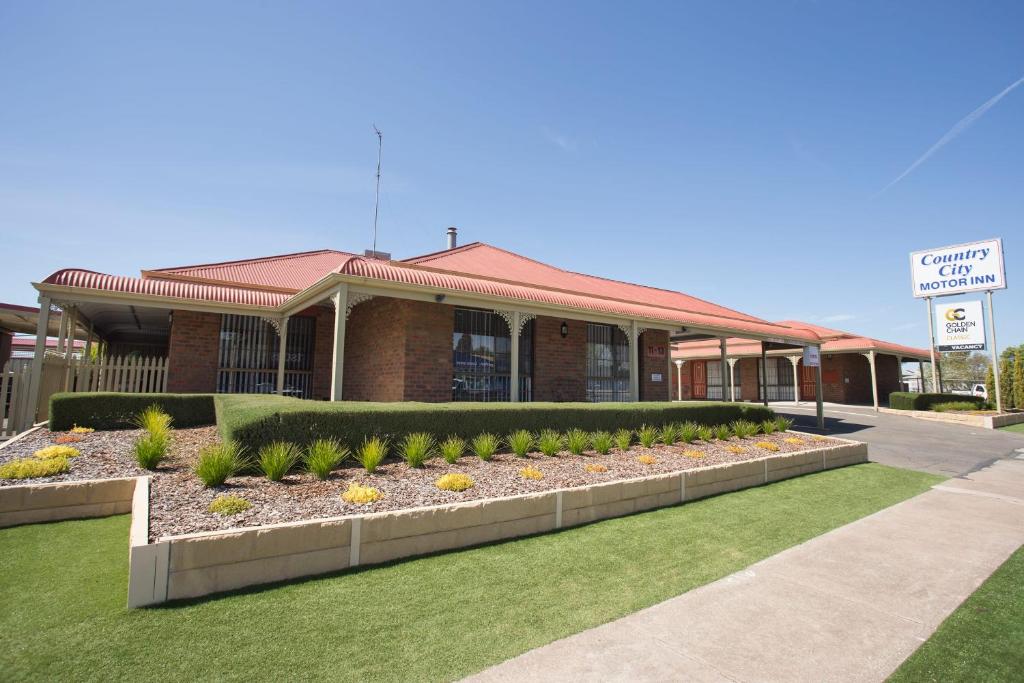 un edificio con giardino di fronte di Horsham Country City Motor Inn a Horsham