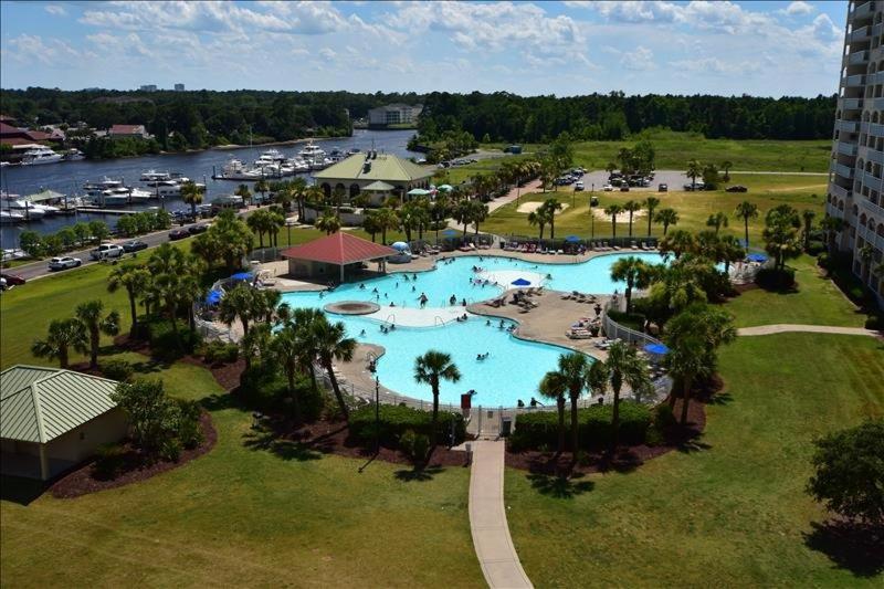 een luchtzicht op een zwembad in een resort bij 207 North Tower Condo in Myrtle Beach