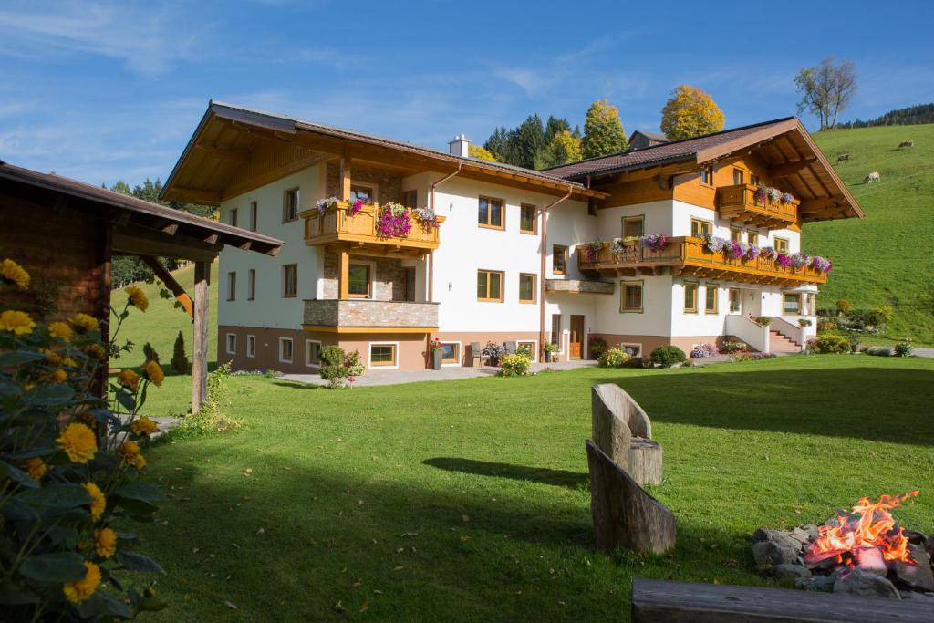 dom z 2 balkonami i kominkiem w obiekcie Lochgrubgut w mieście Altenmarkt im Pongau