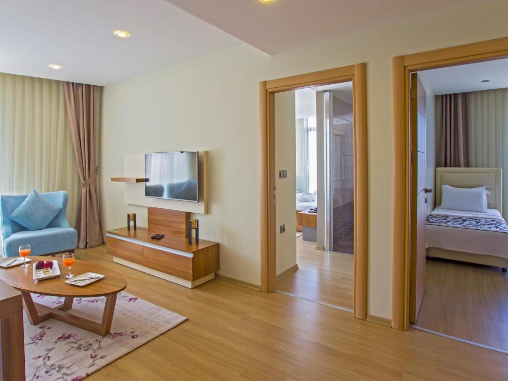 uma sala de estar com um sofá e uma cama em Alesha Suite Hotel em Trabzon