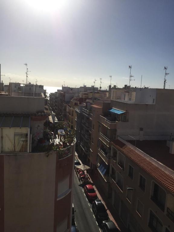 Nespecifikovaný výhled na destinaci Torrevieja nebo výhled na město při pohledu z apartmánu