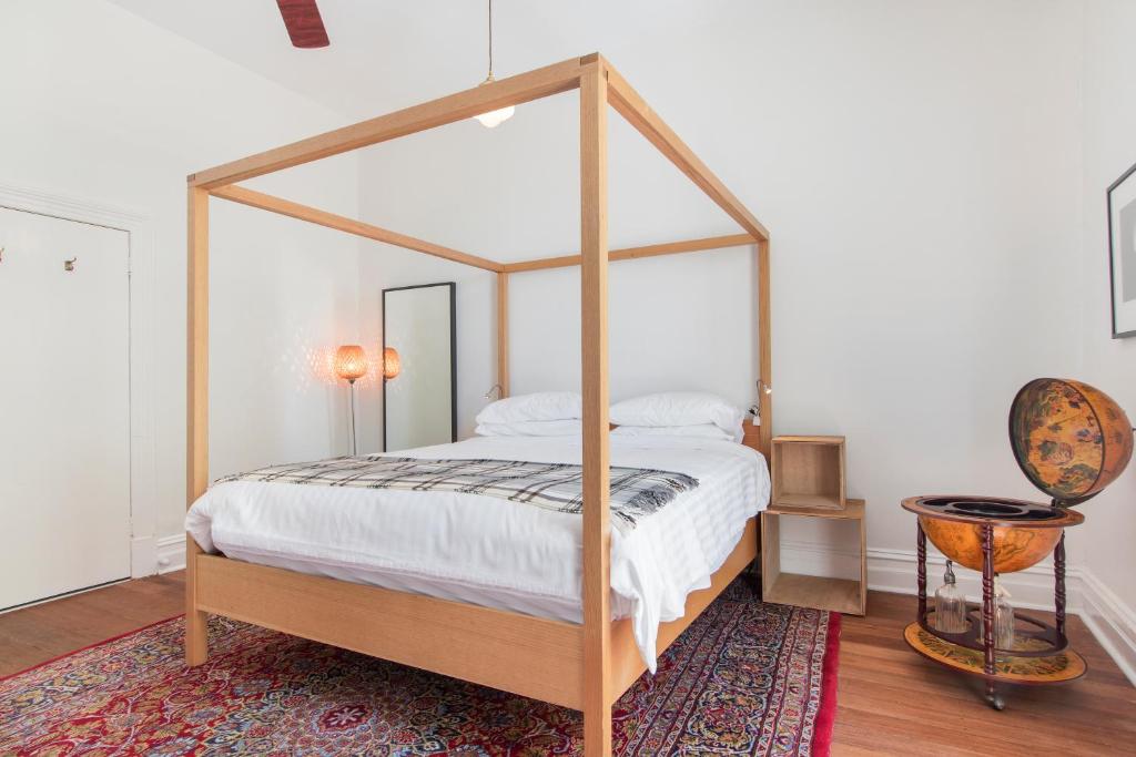 Ein Bett oder Betten in einem Zimmer der Unterkunft The Local Hotel