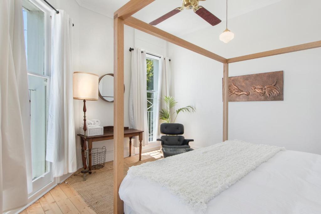 Ein Bett oder Betten in einem Zimmer der Unterkunft The Local Hotel