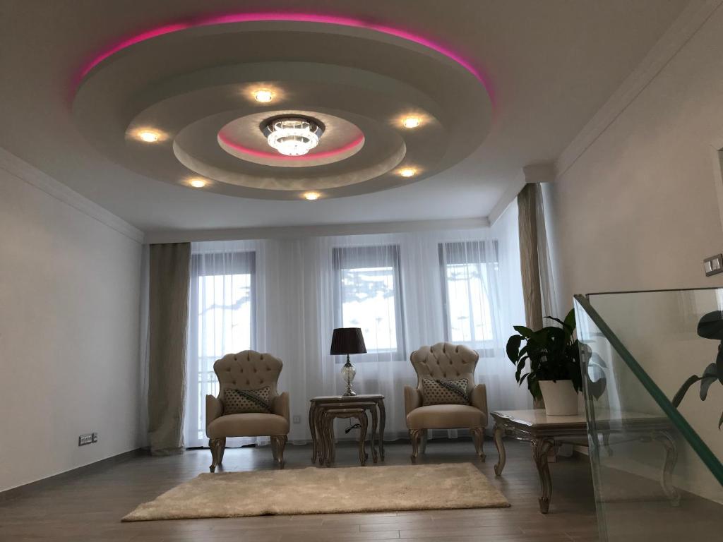ヘーヴィーズにあるFehérgyöngyの円形の天井のリビングルーム(椅子、テーブル付)