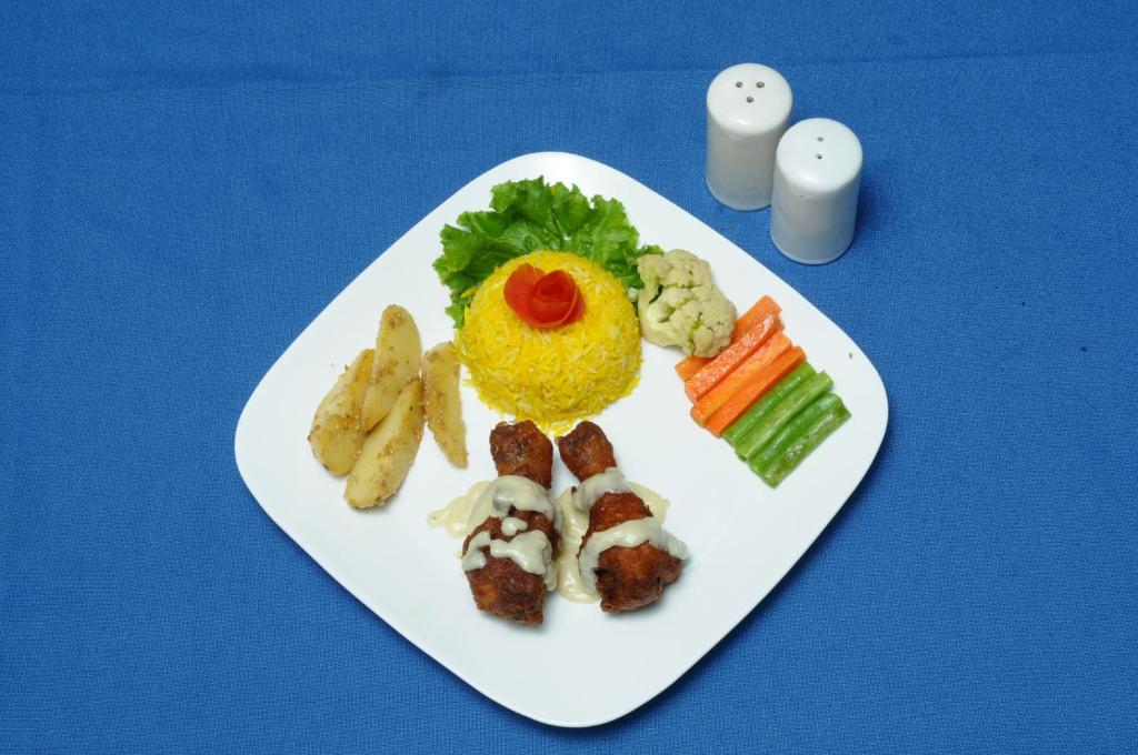 加德满都克拉丽奥酒店的蓝色桌子上带食物的白盘