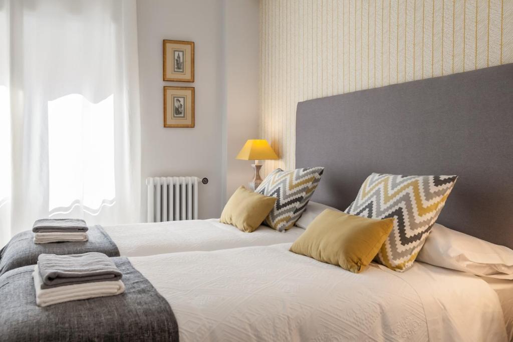 Postel nebo postele na pokoji v ubytování Atelier Plaza Nueva Plus