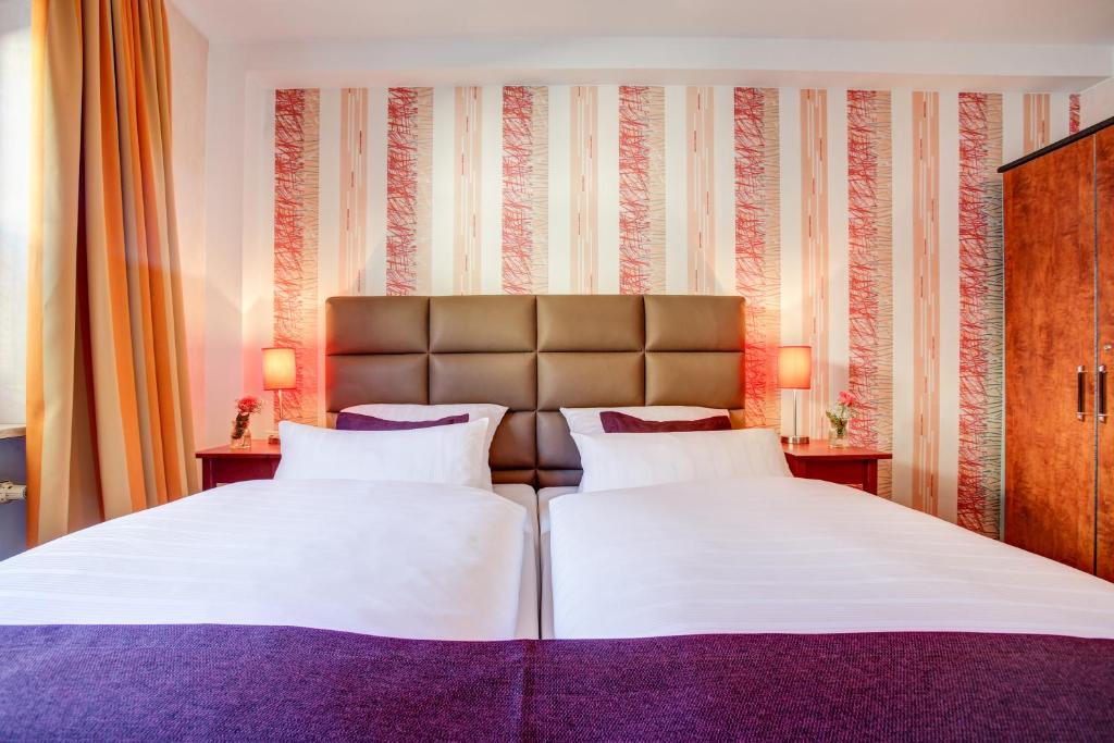 Postel nebo postele na pokoji v ubytování Rhein Neckar Hotel