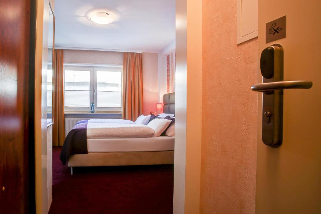 Postel nebo postele na pokoji v ubytování Rhein Neckar Hotel