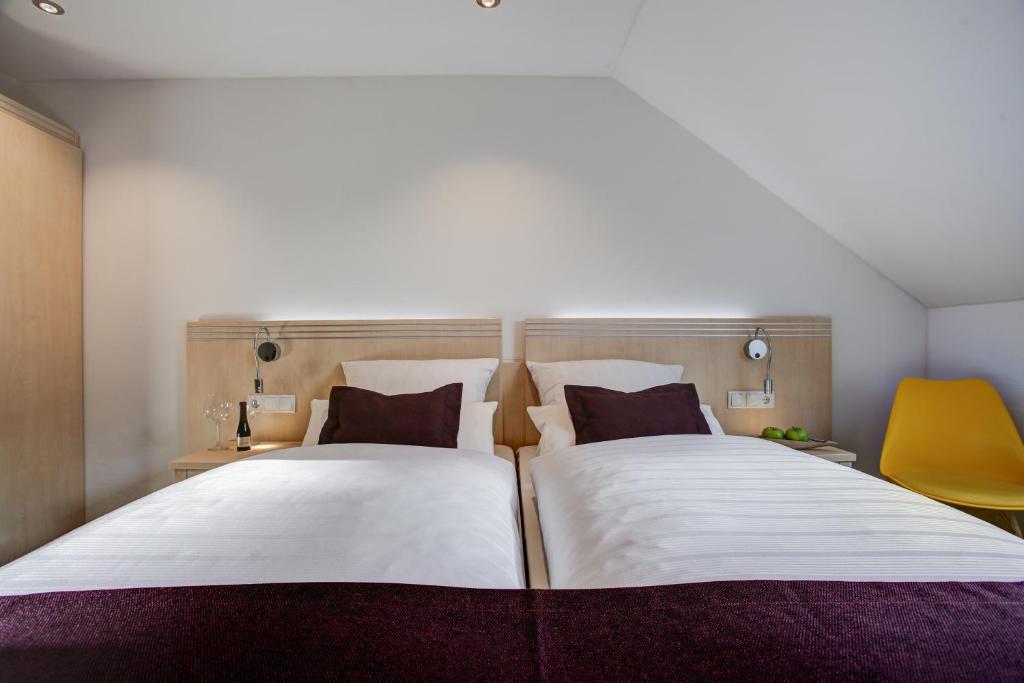 Postel nebo postele na pokoji v ubytování Rhein Neckar Hotel