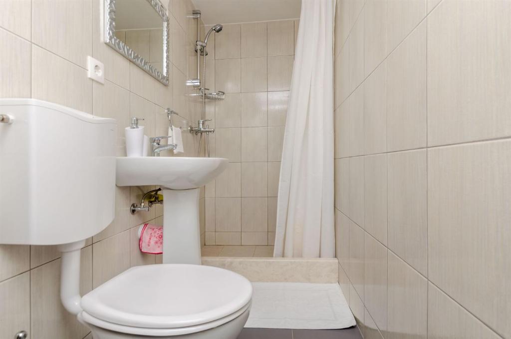 Koupelna v ubytování Apartments Djurdjica