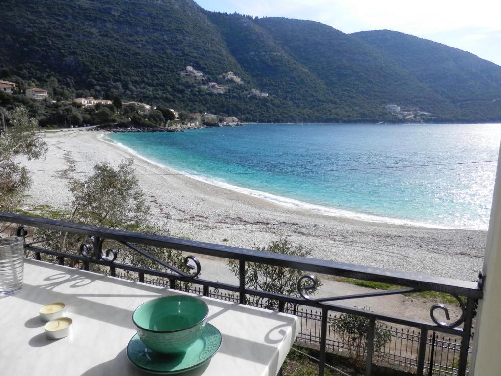 uma vista para a praia a partir de uma varanda em Sea Pebble Studios em Mikros Gialos