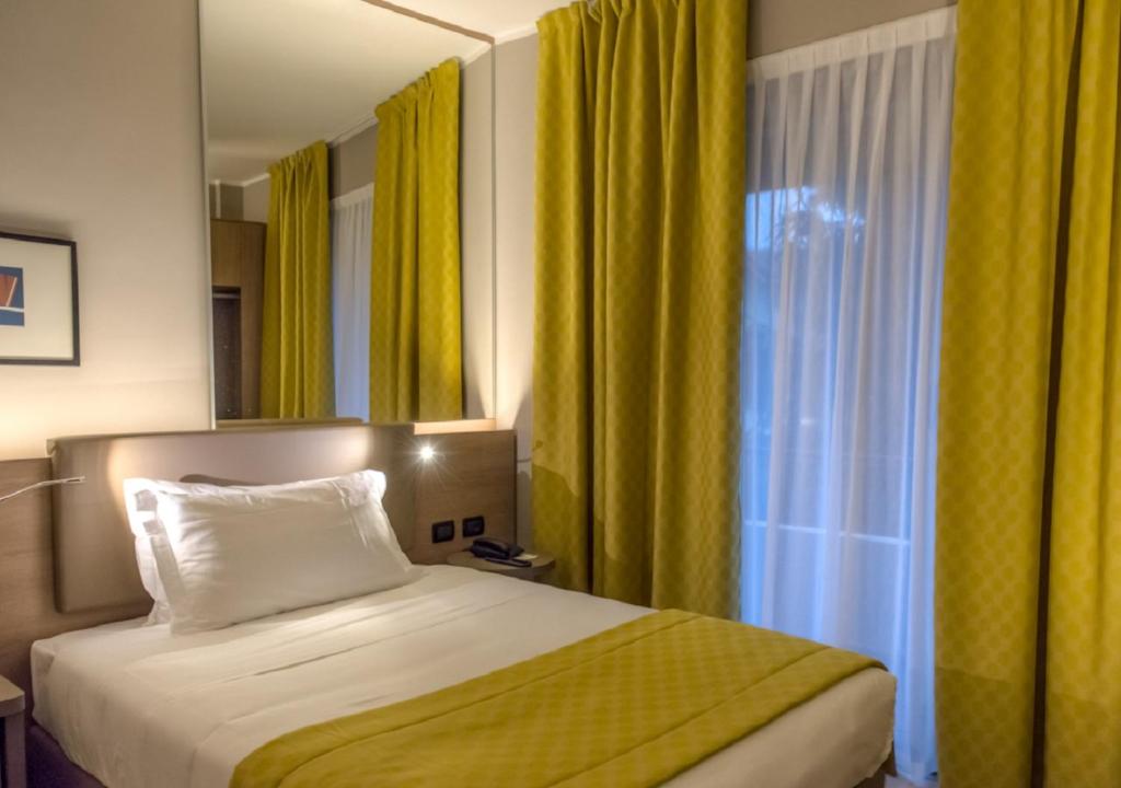 Postel nebo postele na pokoji v ubytování Cardano Hotel Malpensa