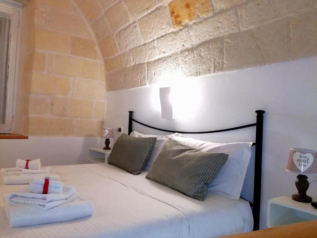 um quarto com uma cama com toalhas em Suite Al Ponte em Taranto