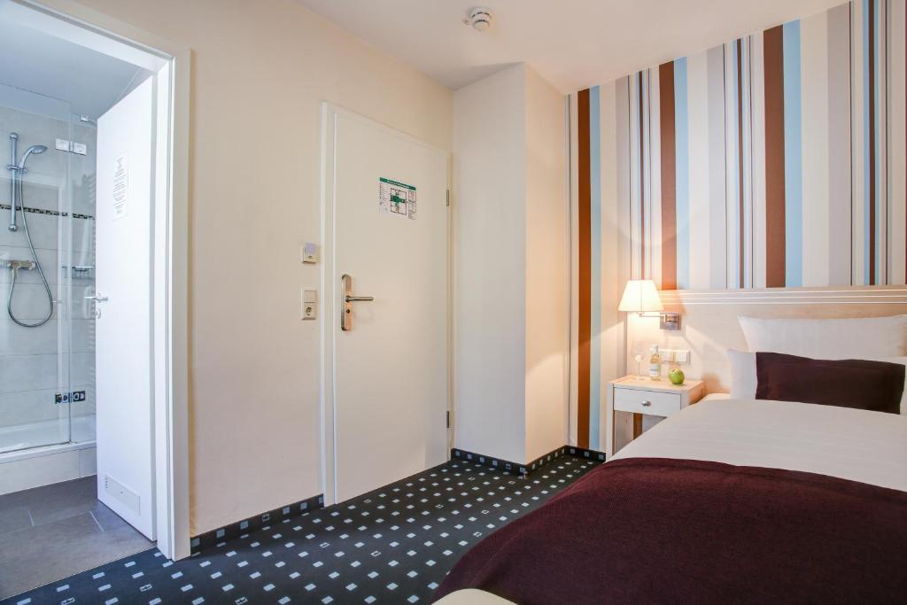 Postel nebo postele na pokoji v ubytování Rhein Neckar Hotel
