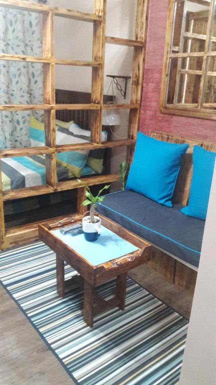een woonkamer met een bank en een salontafel bij The Treehouse A @ Trees Residences in Manilla