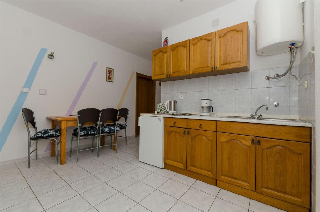 Kuchyňa alebo kuchynka v ubytovaní Apartments Ljubica
