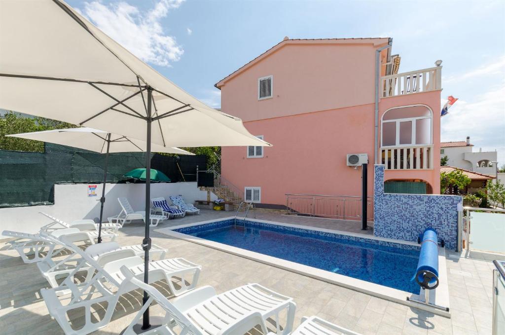 Bazén v ubytovaní Apartments Ljubica alebo v jeho blízkosti