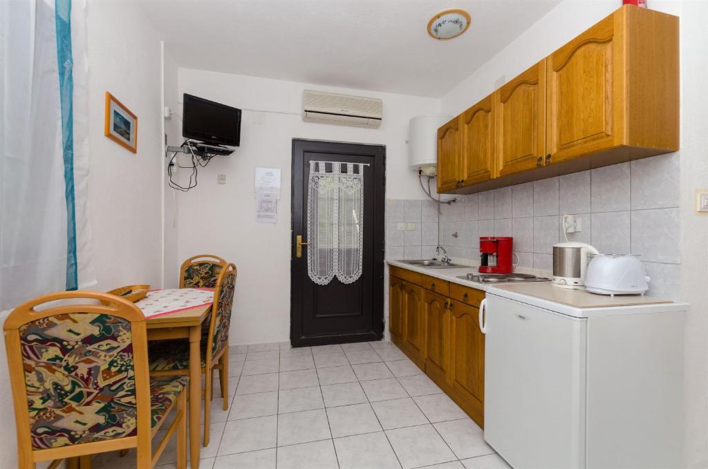 Kuchyňa alebo kuchynka v ubytovaní Apartments Ljubica