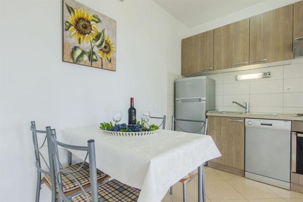 Kuchyň nebo kuchyňský kout v ubytování Apartments Lenija