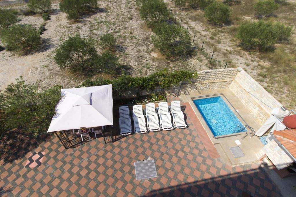 Bazén v ubytování Apartments Lenija nebo v jeho okolí