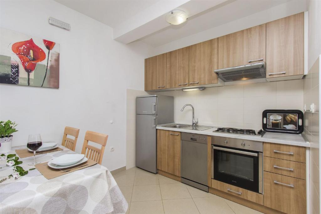 Kuchyň nebo kuchyňský kout v ubytování Apartments Lenija