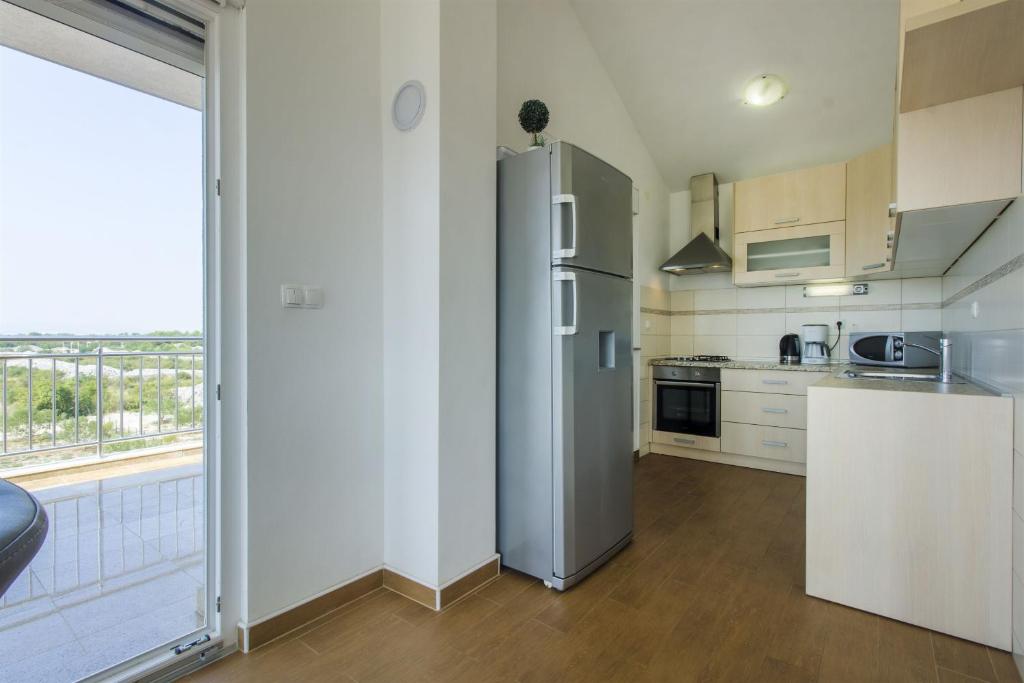 Kuchyň nebo kuchyňský kout v ubytování Apartments Lenija