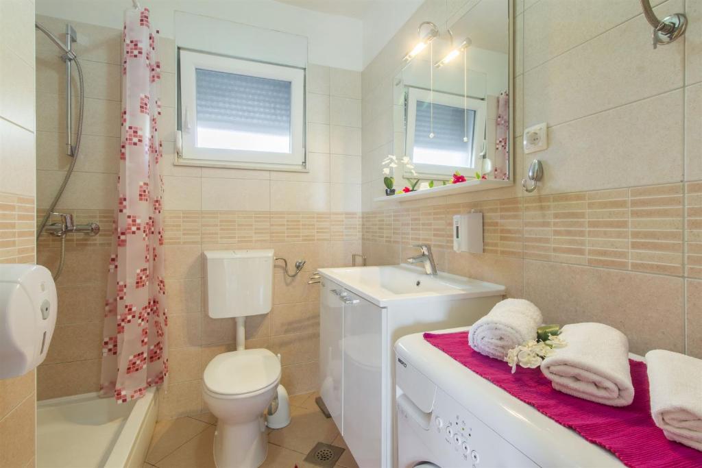 Koupelna v ubytování Apartments Lenija