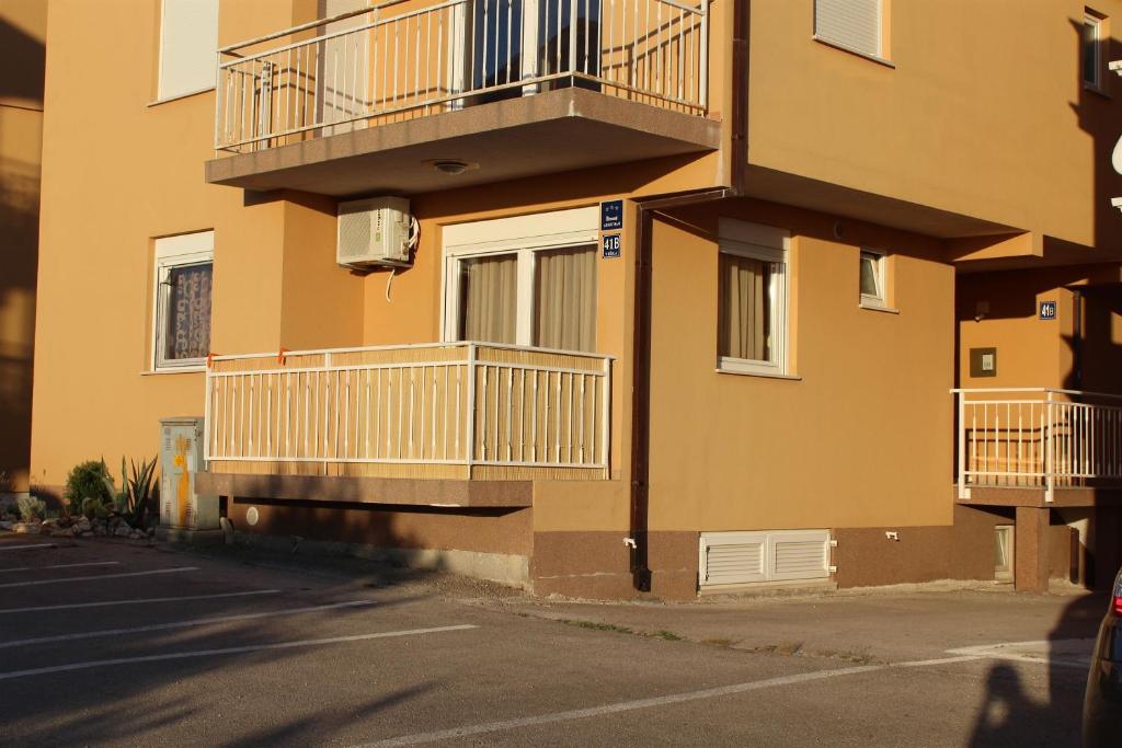 een gebouw met balkons aan de zijkant bij Apartment Mario in Rogoznica