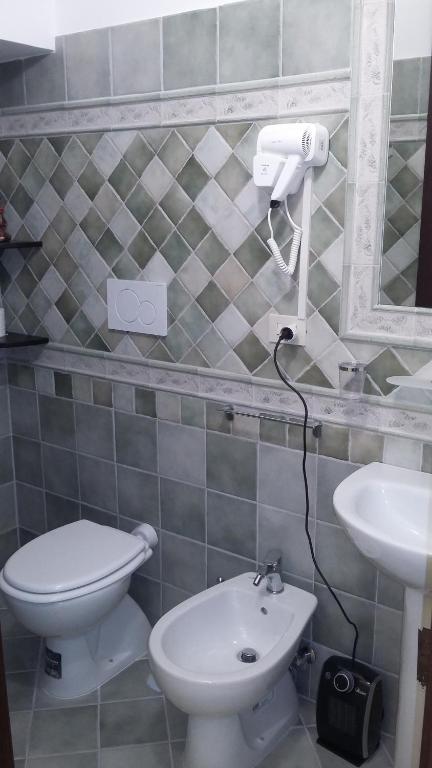 A bathroom at Palazzo Moraschi Subiaco