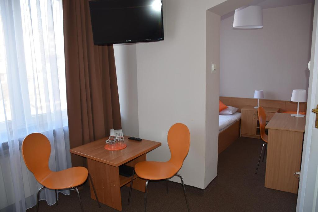 Televízia a/alebo spoločenská miestnosť v ubytovaní Hotel PZMot