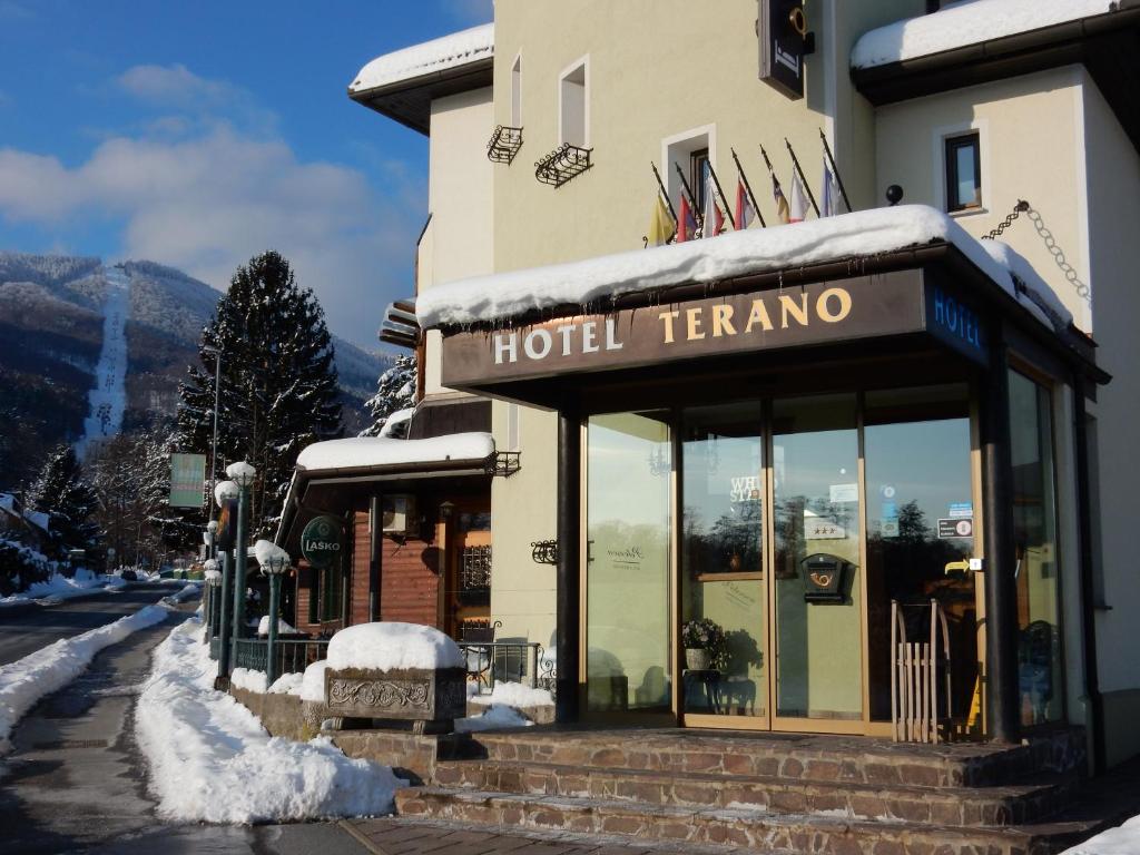 Nespecifikovaný výhled na hory nebo výhled na hory při pohledu z hotelu