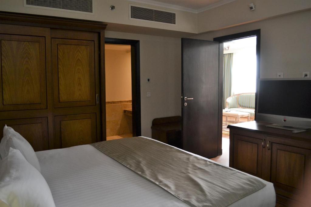 Postel nebo postele na pokoji v ubytování Cleopatra Hotel