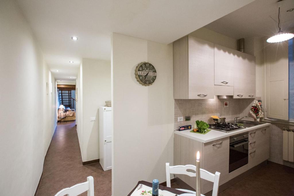 Kuchnia lub aneks kuchenny w obiekcie Charming Suite Cavour heart of Florence