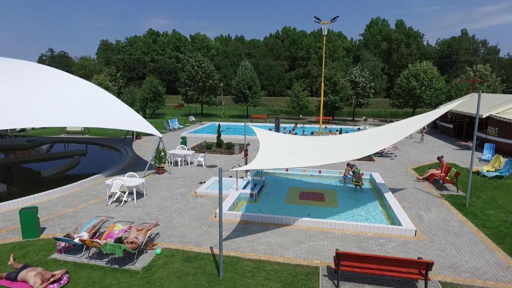 Πισίνα στο ή κοντά στο Hőforrás Hotel