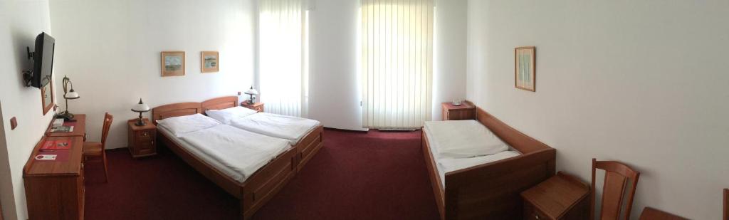 Postel nebo postele na pokoji v ubytování Hotel Pegas Brno