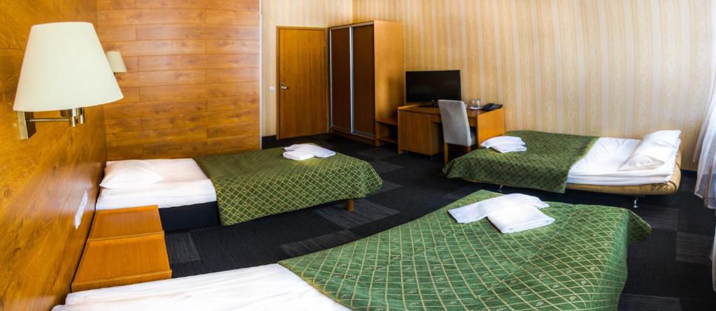 Postel nebo postele na pokoji v ubytování Hotell Wironia