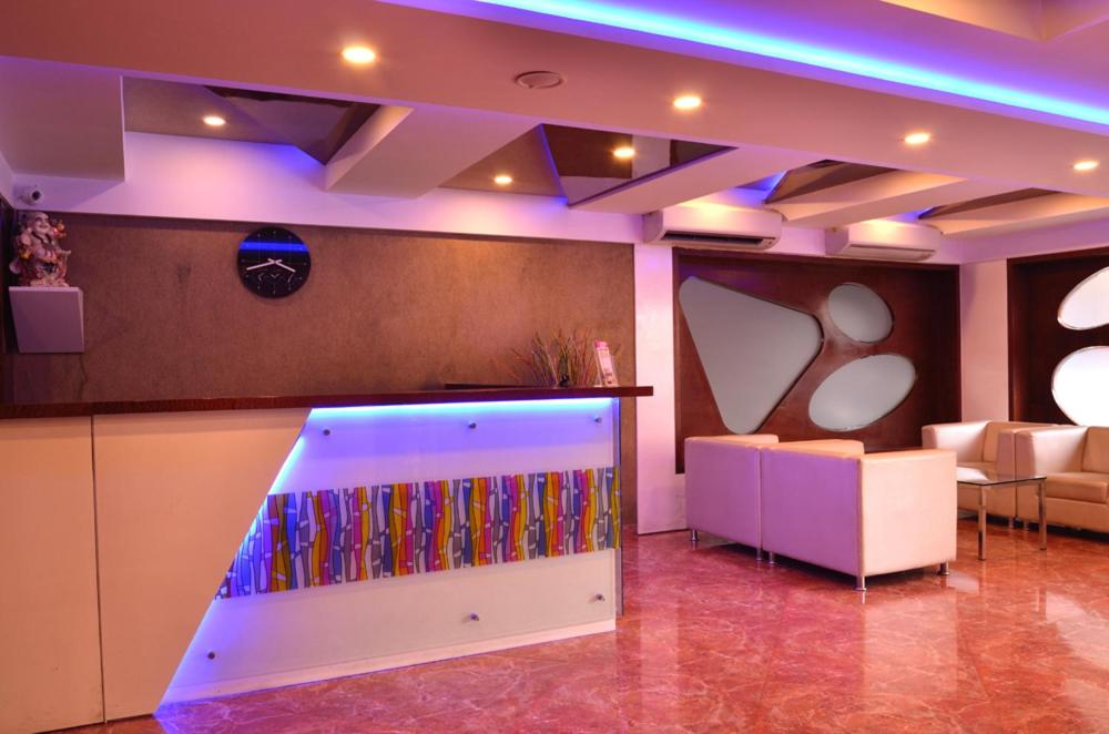 um quarto grande com uma prateleira de discos coloridos em Privilege Inn em Mumbai
