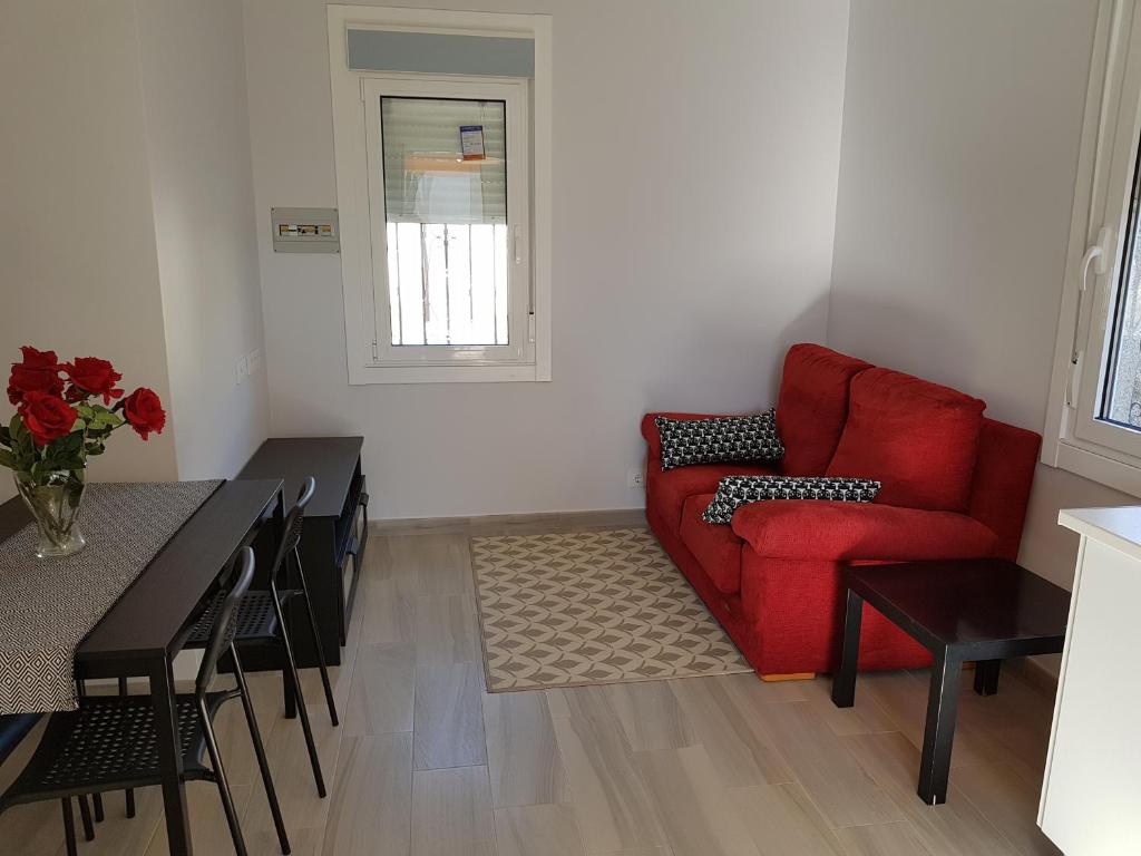 sala de estar con sofá rojo y mesa en Casita en TUY /TOMIÑO, en Tui