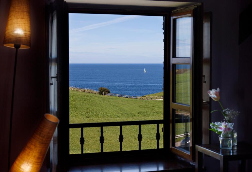 una ventana con vistas al océano en Hotel Pleamar, en Puerto de Vega