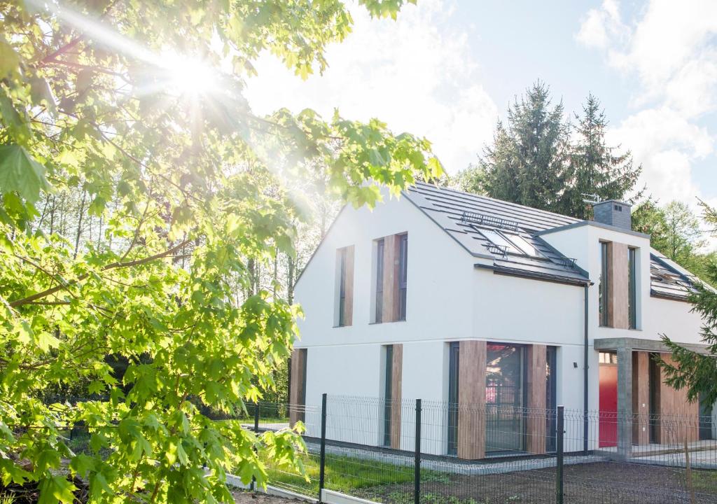 a house with solar panels on the roof at ArtHouse Pelnik in Łukta