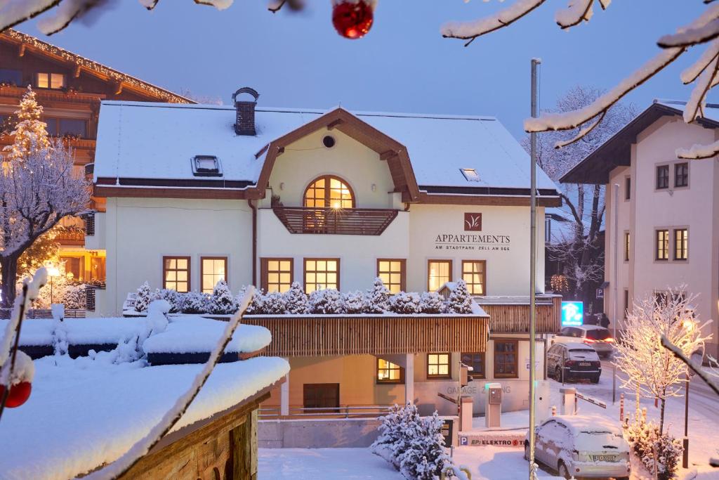 ein Hotel im Schnee mit einem Gebäude in der Unterkunft Appartements am Stadtpark Zell am See in Zell am See