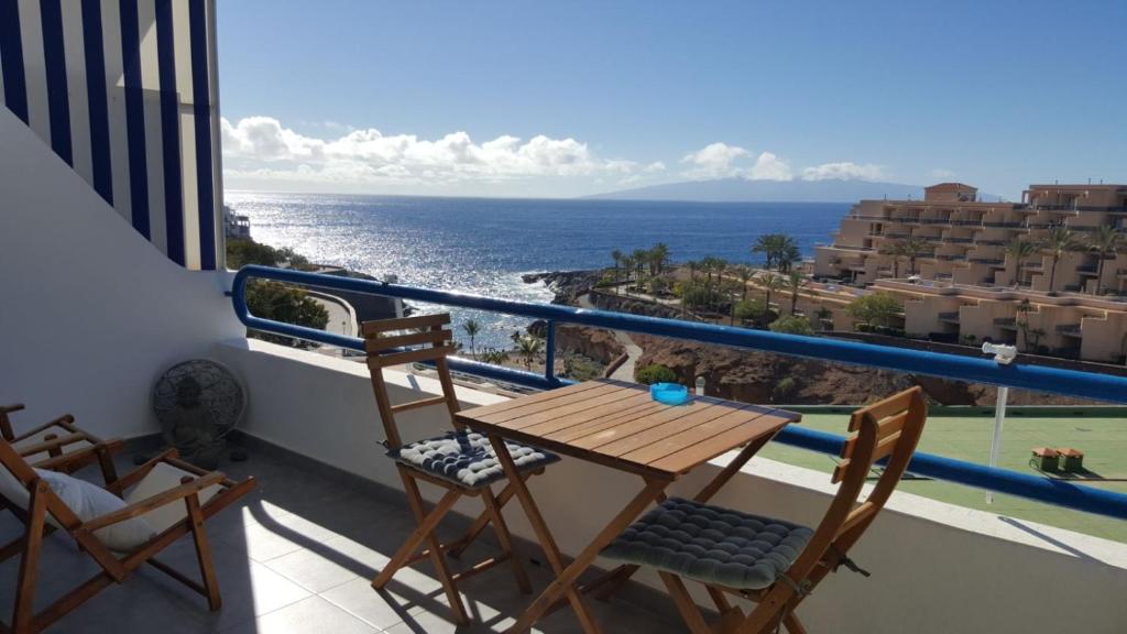 balcón con mesa, sillas y vistas al océano en Paraíso Del Sur, en Playa Paraiso